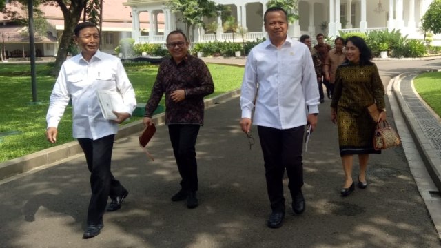 Wiranto (kiri) tiba di Istana Negara, Jakarta, Selasa (3/3). Foto: FAhrian Saleh/kumparan