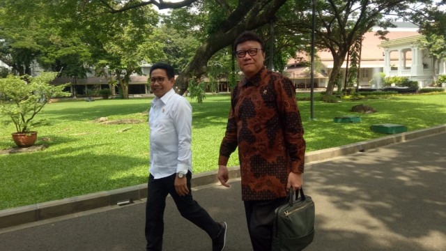 Para menteri dan pimpinan lembaga di istana kepresidenan
