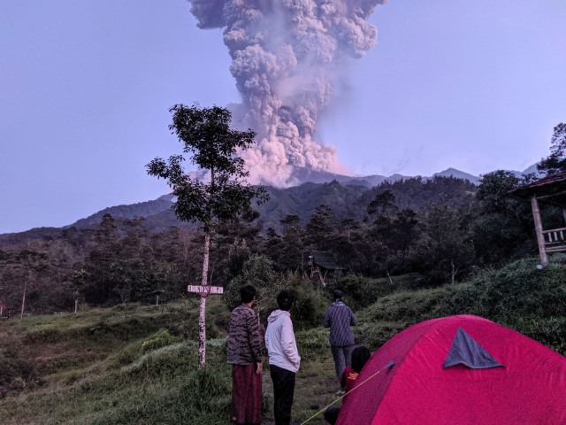 Wisatawan melihat letusan Gunung Merapi dari Bulit Klangon, Cangkringan, Sleman, DI Yogyakarta, Selasa (3/3). Foto: ANTARA FOTO/Rizky Tulus