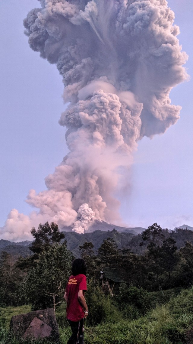 Wisatawan melihat letusan Gunung Merapi dari Bulit Klangon, Cangkringan, Sleman, DI Yogyakarta, Selasa (3/3). Foto: ANTARA FOTO/Rizky Tulus