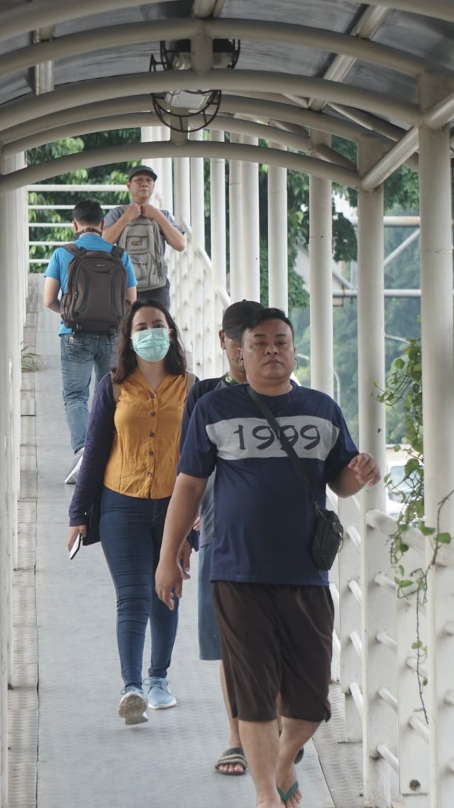 Penumpang transjakarta memakai masker untuk melindungi dirinya dari wabah virus corona. Foto: Irfan Adi Saputra/kumparan