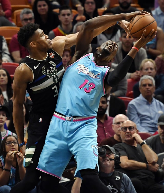 Bintang Milwaukee Bucks, Giannis Antetokounmpo, berduel dengan center Miami Heat, Bam Adebayo.  Foto: Jim Rassol-USA TODAY Sports