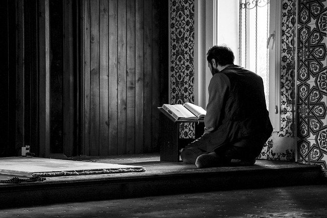 Pria sedang membaca Al-Qur'an. Sumber: Pixabay