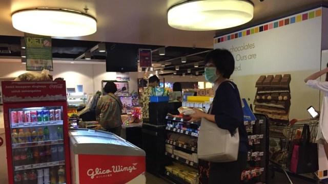 Aktivitas di Supermarket Hero Mall Taman Angrek tampak normal. Foto: Rafyq Panjaitan/kumparan