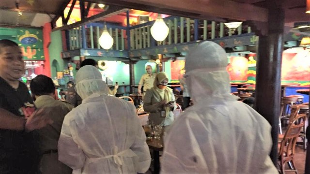 Petugas berpakaian azmat tiba di Restoran Amigos, Kemang, untuk gelar sterilisasi. Foto: Andesta Herli/kumparan