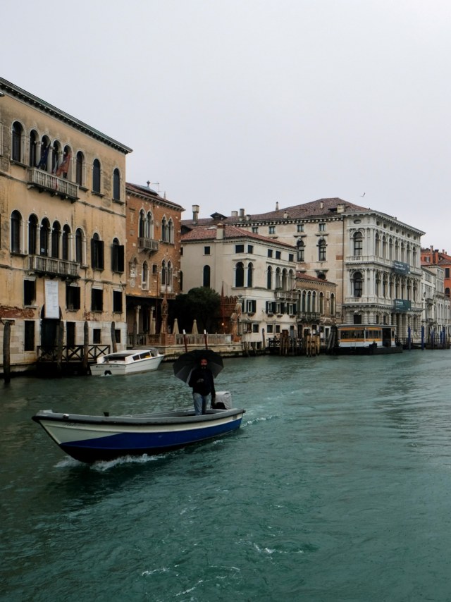 Sebuah kanal di Venesia, Italia, terlihat sepi setelah penyebaran virus corona. Foto: REUTERS/Manuel Silvestri