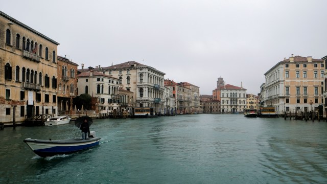 Sebuah kanal di Venesia, Italia. Foto: REUTERS/Manuel Silvestri