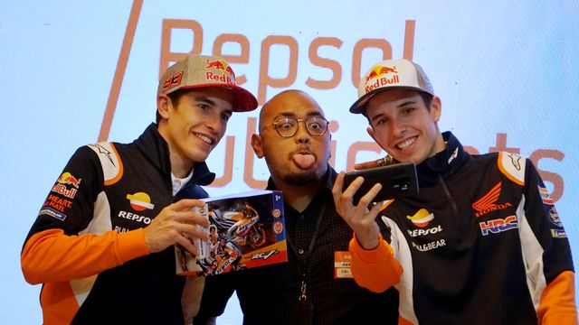Pembalap MotoGP Repsol Honda 2020, Marc Marquez dan Alex Marquez foto bersama pemenang kuis di acara Repsol Lubricant Show, beberapa waktu yang lalu. Foto: Jamal Ramadhan/kumparan