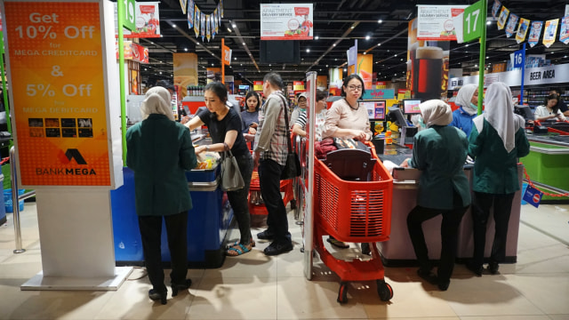 Pengunjung mengantre di kasir pusat perbelanjaan, di Central Park, Jakarta Barat, Selasa (3/3). Foto: Fanny Kusumawardhani/kumparan