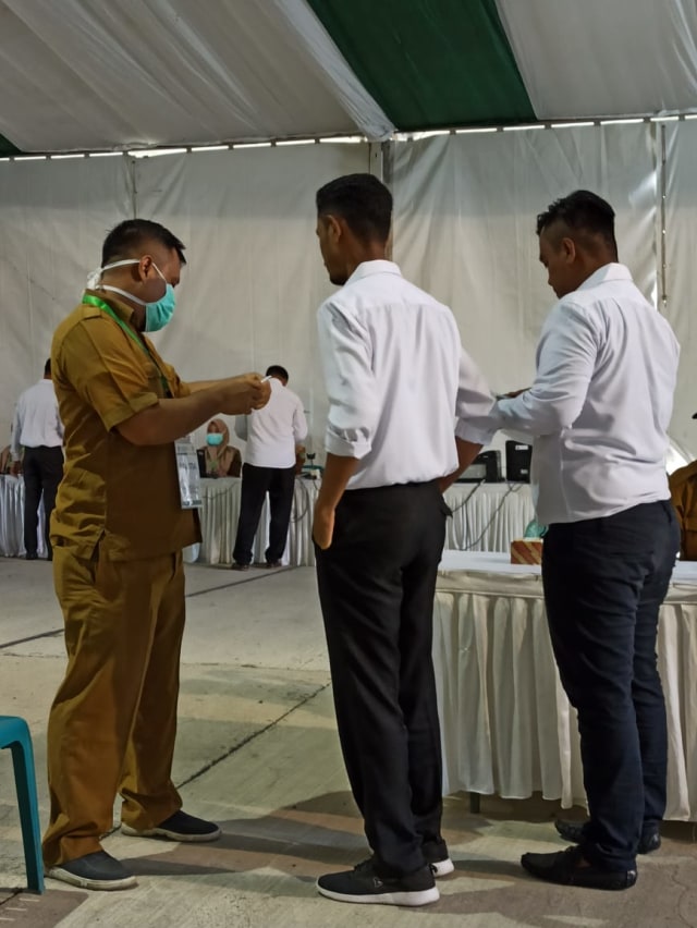 Peserta tes SKD CPNS Kemenag Aceh pada hari pertama saat hendak melakukan registrasi sebelum mengikuti ujian yang dipusatkan di Asrama Haji, Banda Aceh, Selasa (3/3). Foto: Dok. Kemenag Aceh