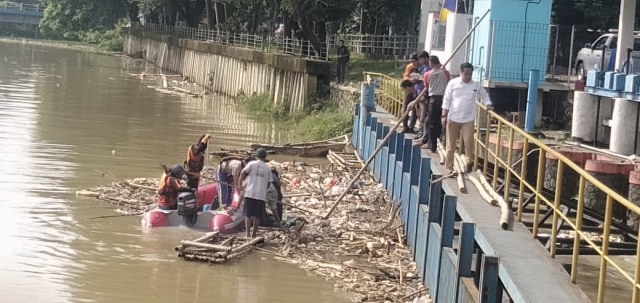 Warga dan petugas menemukan jasad anak umur 11 tahun warga Bogor ditemukan tewas setelah terseret arus sungai sampai di tangerang. Foto: Dok SAR jakarta