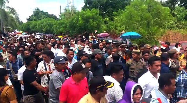 Tiba di Talaud, Elly Lasut-Moktar Parapaga Diarak Jalan Kaki Ribuan Pendukung (256599)