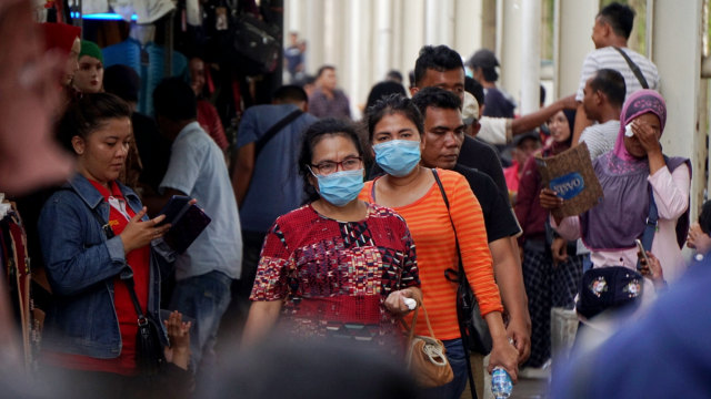 Sejumlah pengunjung mengenakan masker saat melintas di Pasar Tanah Abang, Jakarta, Selasa (3/3). Foto: Jamal Ramadhan/kumparan
