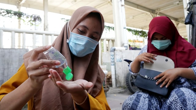 Pengunjung mengenakan masker dan mengunakan hand sanitizer di Pasar Tanah Abang, Jakarta, Selasa (3/3). Foto: Jamal Ramadhan/kumparan