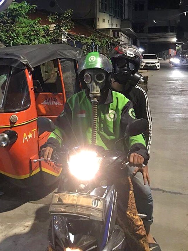 Driver ojol pakai masker gasmask. Foto: Dok. AgungHB