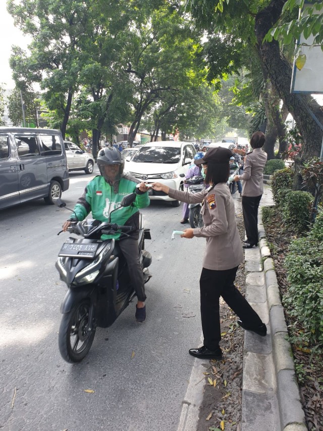 Petugas kepolisian memberikan masker kepada pengguna jalan pasca erupsi Merapi di Boyolali.
 Foto: Dok. Humas Polres Boyolali