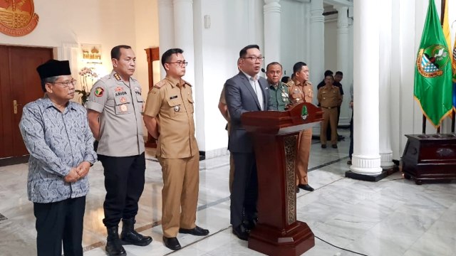 Gubernur Jawa Barat Ridwan Kamil menggelar rapat bentuk crisis center penanganan virus corona di Jawa Barat, Selasa (3/3). Foto: Rachmadi Rasyad/kumparan