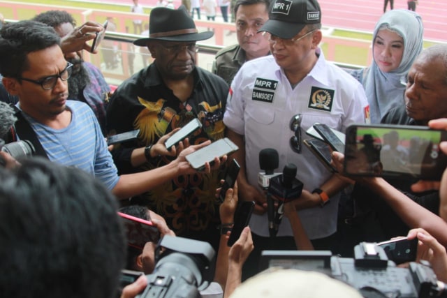 Ketua MPR RI, Bambang Soesatyo (Bamsoet) saat berkunjung ke Stadion Papua Bangkit di Sentani, Kabupaten Jayapura. (BumiPapua.com/Qadri Pratiwi) 
