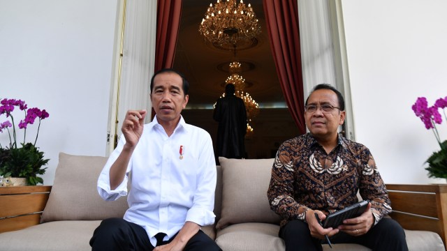 Presiden Joko Widodo (kiri) didampingi Mensesneg Pratikno menyampaikan keterangan pers di beranda belakang Istana Merdeka, Jakarta, Selasa (3/3). Foto: ANTARA FOTO/Sigid Kurniawan