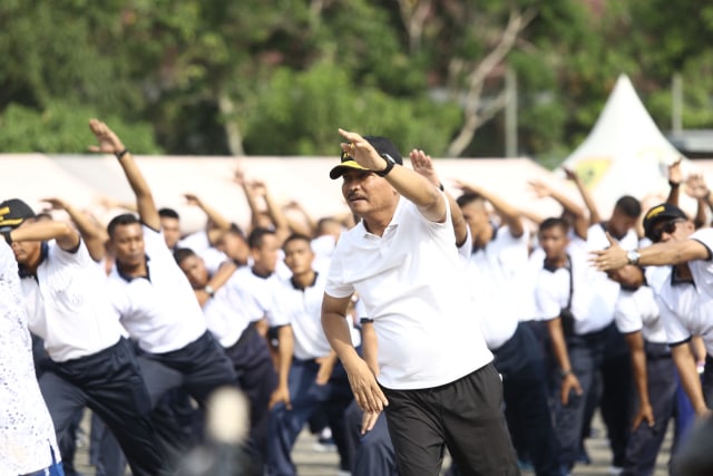 Kasal, Laksamana TNI Siwi Sukma Adji, saat olahraga bersama seluruh prajurit petarung Harimau Sumatra Brigade Infanteri (Brigif) 4 Marinir/BS dan prajurit Lanal Lampung di Lapangan Apel Mako Brigif 4 Marinir/BS, Selasa (3/3) | Foto: Penerangan Brigif 4 Marinir/BS