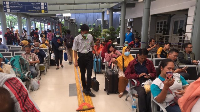 Petugas membersihkan stasiun dengan mengenakan masker Foto: Dok. PT KAI