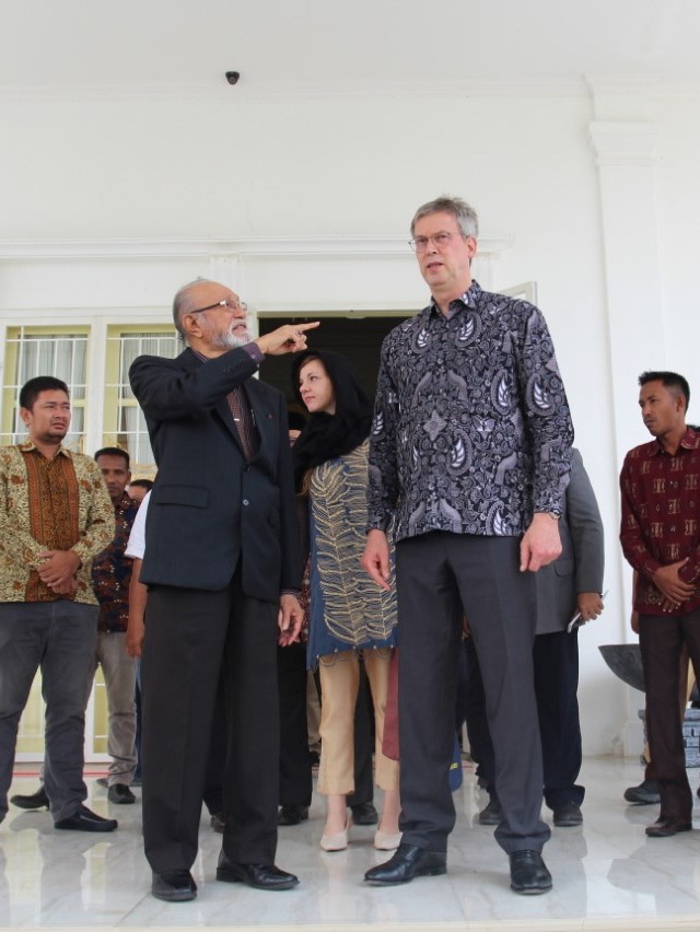Wali Nanggroe Aceh, Tgl Malik Mahmud Al-Haythar menyambut Dubes Uni Eropa untuk Indonesia, Vincent Piket. Foto: LWN