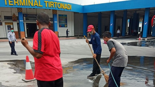 Petugas terminal membersihkan kawasan Terminal Tirtonadi. (Agung Santoso)