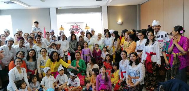 Perayaan Kuningan di Inggris - Merekatkan persaudaraan warga Bali. (1212834)