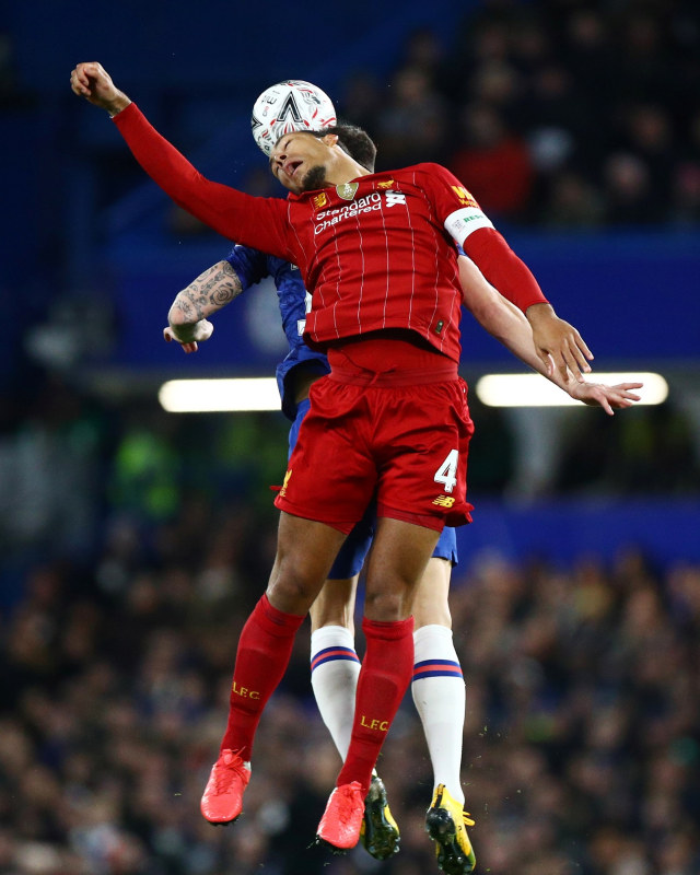 Pemain Chelsea dan Liverpool berduel. Foto:  REUTERS/Hannah Mckay