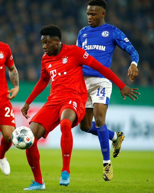 Pemain Schalke dan Bayern Muenchen berduel. Foto: REUTERS/Thilo Schmuelgen