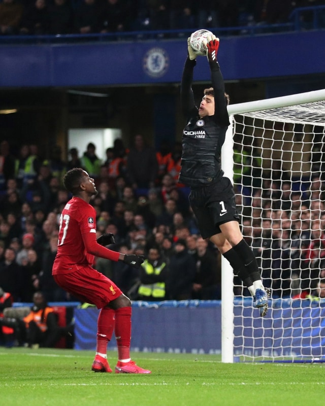 Pemain Chelsea dan Liverpool berebut bola. Foto: REUTERS/Hannah Mckay