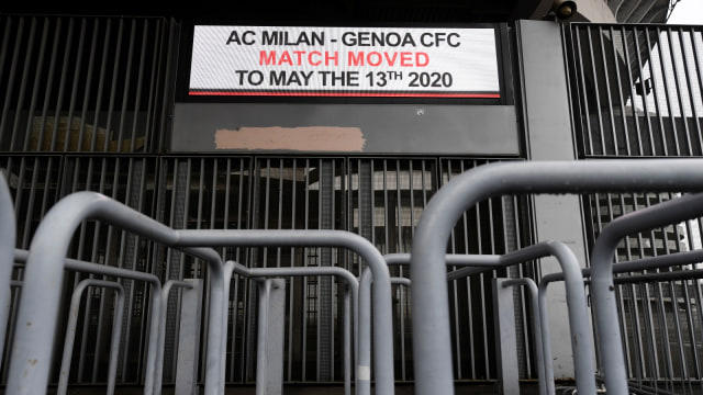 Pengumuman penundaan laga AC Milan di San Siro. Foto: Reuters/Flavio Lo Scalzo