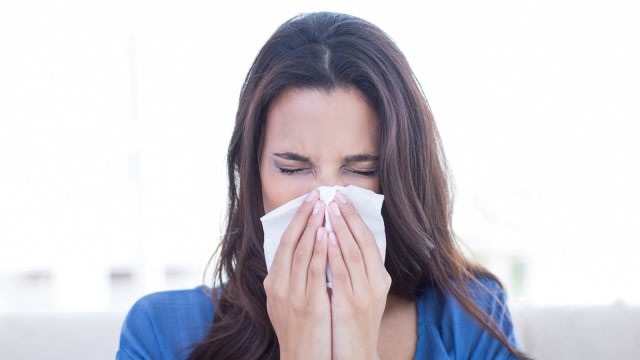 Ilustrasi menutup hidung saat batuk atau bersin. Foto: Thinkstock