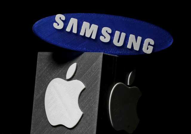 Ilustrasi logo Samsung vs Apple. Foto: Reuters