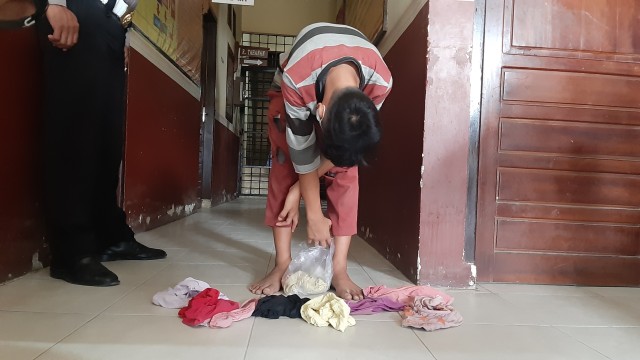 Pelaku menunjukan belasan celana dalam wanita yang ia curi. Foto: Wiwid Abid Abadi/kendarinesia