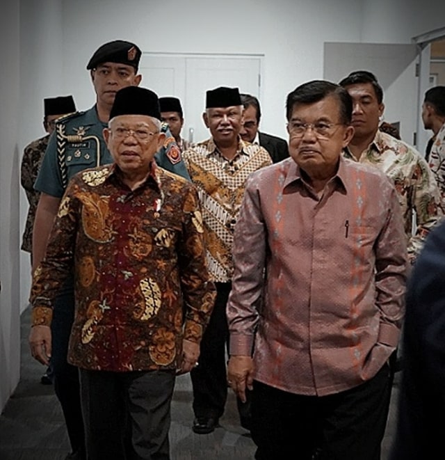Wakil Presiden RI, Ma'ruf Amin didampingi Ketua PMI Jusuf Kalla tiba di acara Tasyakuran dan Peluncuran buku karya Azyumardi Azra. Foto: Dok. Setsapres