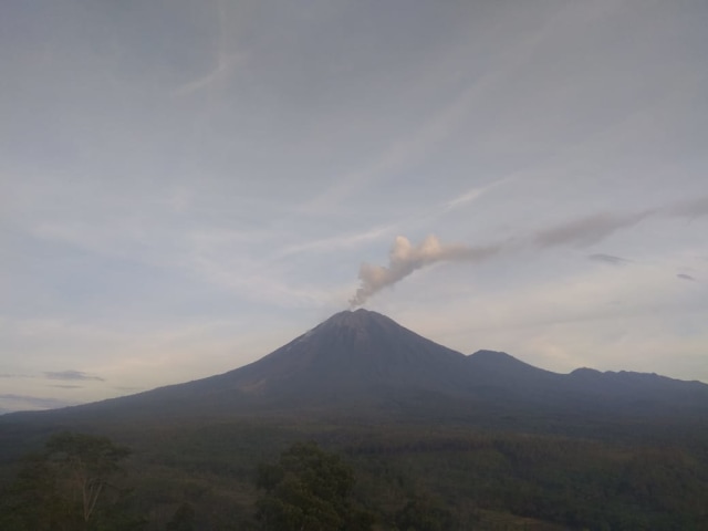 Asap mengepul dari puncak Gunung Semeru di Jawa Timur. (Foto: Dokumen PVMBG Pos Pengamatan Gunungapi Semeru)