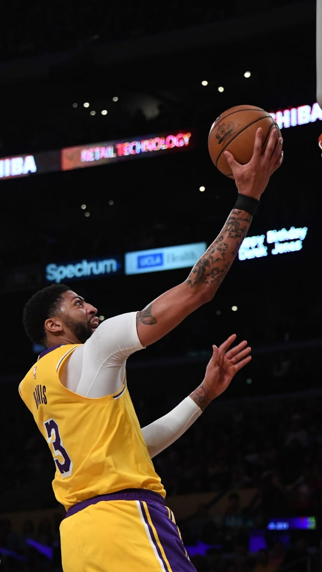 Bintang Los Angeles Lakers, Anthony Davis di laga melawan Philadelphia 76ers.  Foto: Richard Mackson-USA TODAY Sports