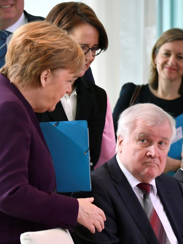 Mendagri Jerman Horst Seehofer tolak jabat tangan Kanselir Angela Merkel Foto: John MACDOUGALL / AFP