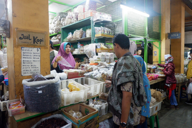 Empon-empon corona buatan penjual jamu di Pasar Beringharjo, Yogyakarta. Foto: Arfiansyah Panji Purnandaru/kumparan