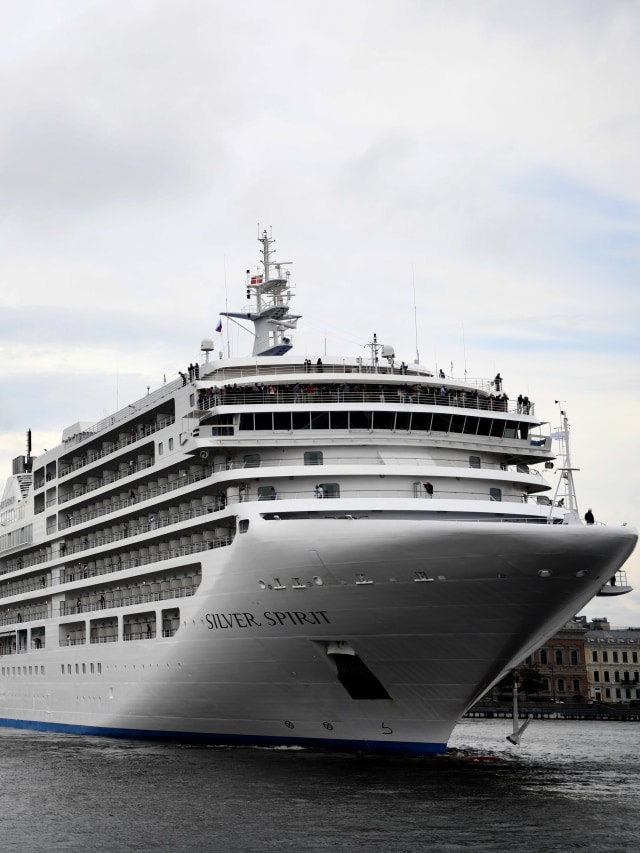 Kapal pesiar Silver Spirit saat berlabuh di pelabuhan Saint Petersburg. Foto: AFP/GABRIEL BOUYS