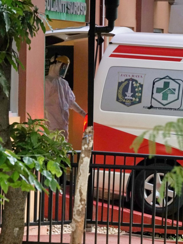 Petugas membawa pasien dari mobil ambulans yang diduga terkena virus corona di RSPI Sulianti Saroso, Jakarta, Rabu (4/3).  Foto: Irfan Adi Saputra/kumparan 