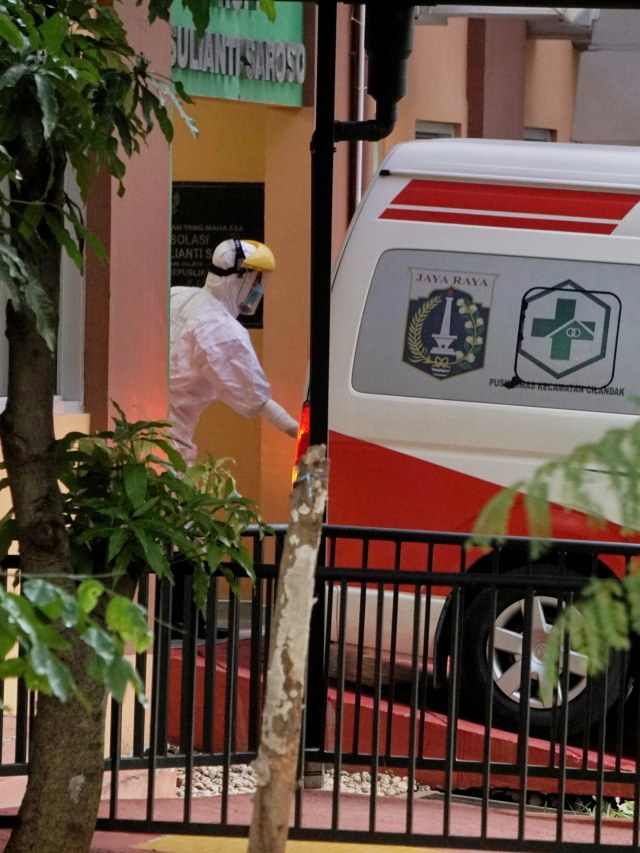 Petugas membawa pasien dari mobil ambulans yang diduga terkena virus corona di RSPI Sulianti Saroso, Jakarta, Rabu (4/3).  Foto: Irfan Adi Saputra/kumparan 