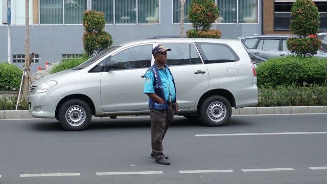 Ilustrasi tukang parkir memakai baju seragam.
 Foto: Helmi Afandi Abdullah/kumparan