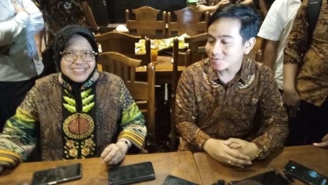 Wali Kota Surabaya Tri Rismaharini minum teh bareng Gibran Rakabuming di Solo. Foto: kumparan