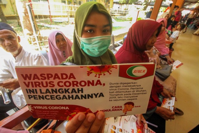 Peserta mengikuti sosialisasi tentang virus corona (COVID - 19) di Desa Beurawe, Banda Aceh. Foto: ANTARA FOTO/Rahmad