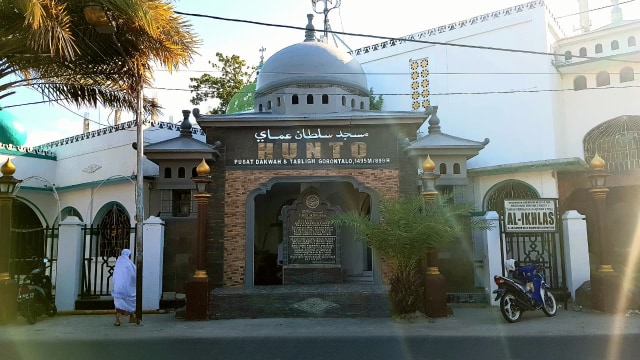 Salah satu masjid tertua di Gorontalo. Rabu, (4/3). Foto: Dok banthayo.id