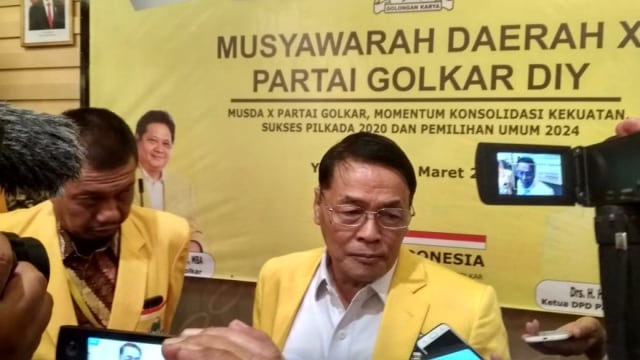 Politikus senior Golkar, Gandung Pardiman, saat menghadiri Musyawarah Daerah (Musda) di Hotel New Saphir, Rabu (4/3/2020). Foto: atx.