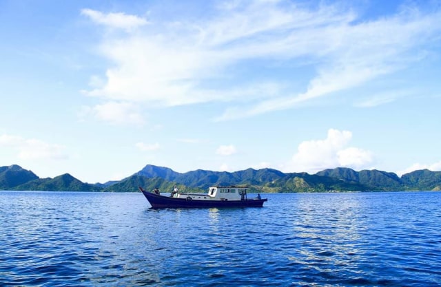 Kapal nelayan di Pulau Tiga, Natuna. Foto: Istimewa