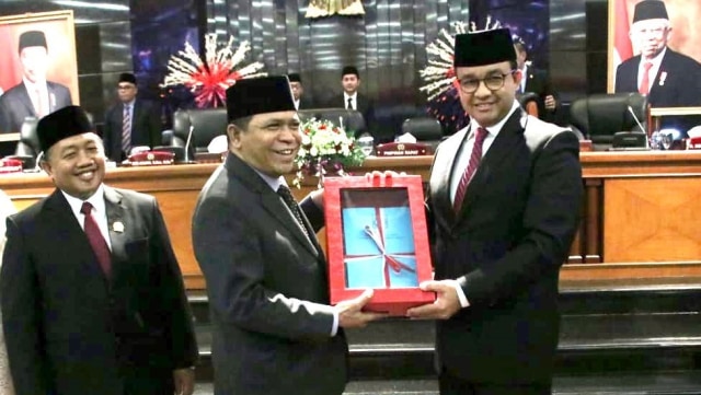 Gubernur DKI Jakarta Anies Baswedan (kanan) usai rapat bersama DPRD DKI Jakarta, Rabu (4/3).  Foto: Dok. Pemprov DKI Jakarta